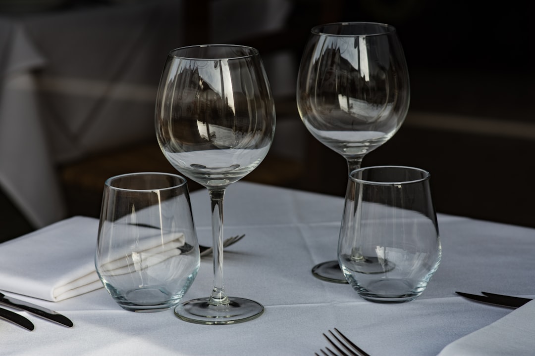 Elegancki talerz z daniem w restauracji Tarnowa
